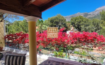 Spacious villa with heated pool and beautiful views of the Sierra Bernia.